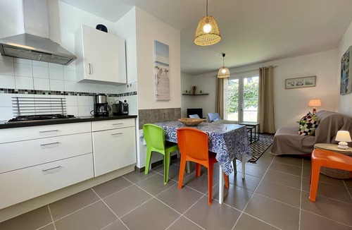 Domino House | Charming 2-Bedroom House Near Domino Beach with Garden, Parking, and Free WiFi