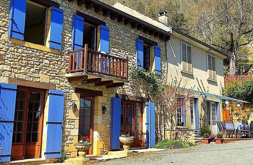 Saint-Vincent-de-Cosse House | Charming 5 Bedroom Farmhouse, close to river + tourist sites. Sleeps 12 + babies