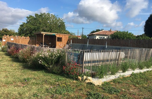 Le Gua Cottage | Charming furnished apartment for 6 people in a quiet location with swimming pool and large garden