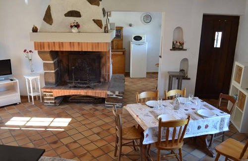 Esse Cottage | Charming Gîte: Enchanting Renovated Loft, Baby-Friendly, Private Garden W/Close Attractions