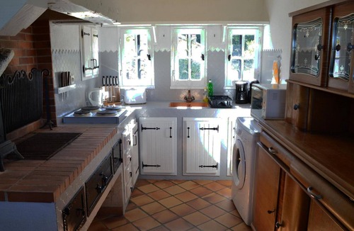 Esse Cottage | Charming Gîte: Enchanting Renovated Loft, Baby-Friendly, Private Garden W/Close Attractions