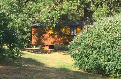 Peyrat-la-Noniere House | Charming Genoese caravan in Peyrat La Nonière on estate with castle and pond