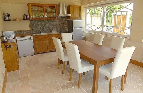 Fontaines-d'Ozillac Villa | Charming gîte 120 m2 for 6 people: 3 bedrooms and 2 bathrooms with private parking and garden. On-site swimming pool and private park. Discreetly adjoining the Gîte Eucalyptus with private garden, terrace and parking. Exposition Sud Es