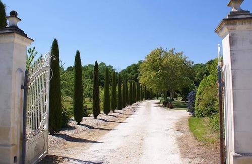 Fontaines-d'Ozillac Villa | Charming gîte 120 m2 for 6 people: 3 bedrooms and 2 bathrooms with private parking and garden. On-site swimming pool and private park. Discreetly adjoining the Gîte Eucalyptus with private garden, terrace and parking. Exposition Sud Es
