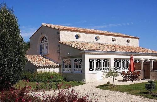 Fontaines-d'Ozillac Villa | Charming gîte 120 m2 for 6 people: 3 bedrooms and 2 bathrooms with private parking and garden. On-site swimming pool and private park. Discreetly adjoining the Gîte Eucalyptus with private garden, terrace and parking. Exposition Sud Es