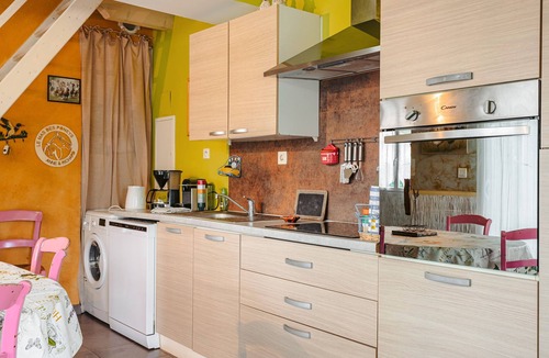 Landrais House | Charming Gite Egaux De Chambon with Shared Pool, Wi-Fi and Air Conditioning