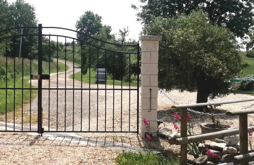 Saint-Sernin Cottage | Charming gîte for 6 people in a relaxing setting, with heated swimming pool and pond