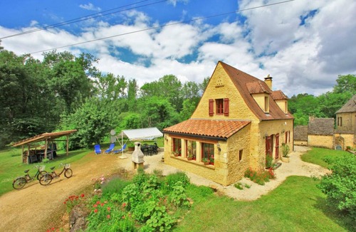 Proissans Cottage | Charming House with Garden, Near Sarlat, Free eBikes & Pet-Friendly