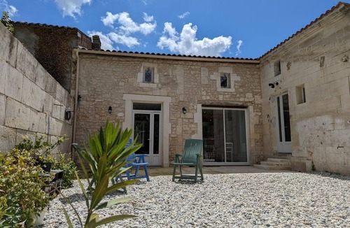 Graves-Saint-Amant Cottage | Charming Riverside Retreat: Cozy Cottage with Terrace, Garden & Wellness Services