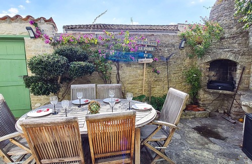 La Couarde-sur-Mer House | Charming villa in the heart of Village with yard