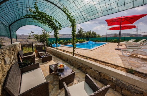Donje Sitno House | Cherry Tree With Pool Near Split