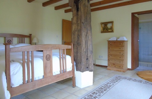 Varaignes Cottage | Chez Marot is a very comfortable light and atmospheric one bedroom gite.