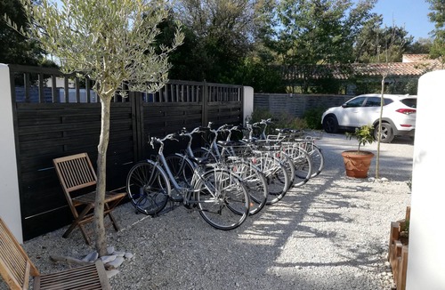 Rivedoux-Plage Cottage | CLOS DES PINS *, cottage for 4 PEOPLE, 2 BEDROOMS, PRIVATE PATIO, SWIMMING POOL
