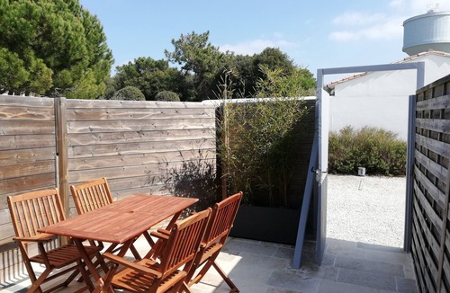 Rivedoux-Plage Cottage | CLOS DES PINS *, Pavilion for 4 people, in the heart of the pine forest, heated swimming pool