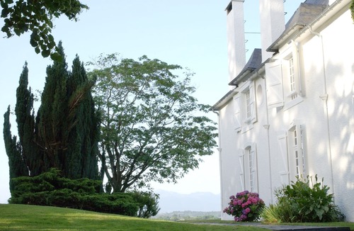 Jurancon House | Clos Mirabel Idyllic C18 Manor House B&B or Whole House + pool sleeps 10+ PAU