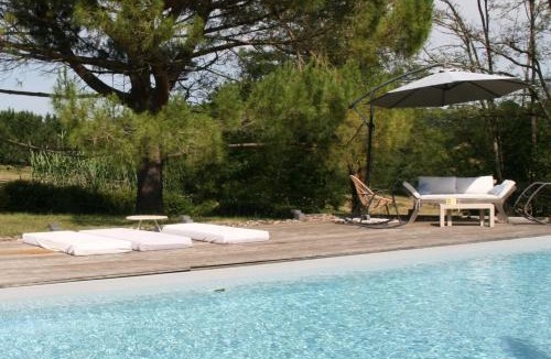 Lusignan-Petit Bed & Breakfast | Cocon de Verdure avec piscine chambre lit king-size 2m