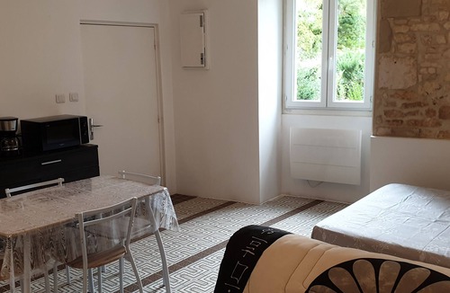 Chasseneuil-du-Poitou Apartment | Comfortable Studio 3 Min from Futuroscope – Ideal for 5 People with Wi-Fi and Parking