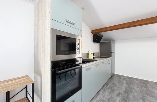 Anglade Apartment | Comfortable 2-bedroom apartment near Blaye, ideal for workers/vacationers
