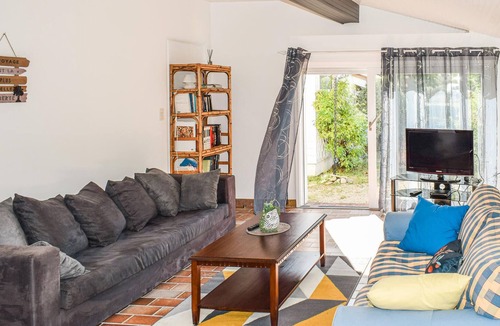Navarrenx House | Comfortable cottage with large outdoor pool and views of the Pyrenees.