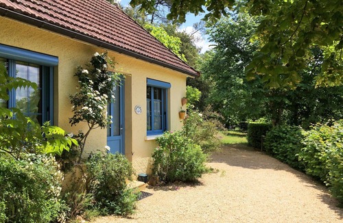 Calviac-en-Perigord Cottage | Comfortable cottage in a wooded area by the pool near Sarlat