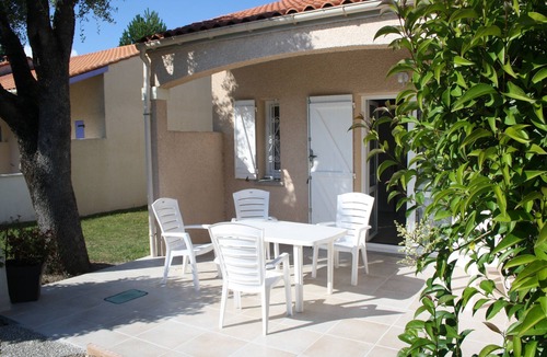Meschers-sur-Gironde Villa | Comfortable Villa In Residence With Pool And Tennis Court