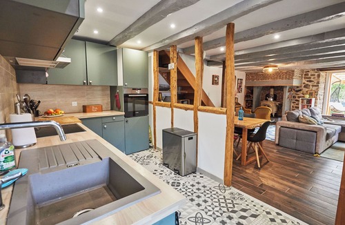 Aixe-sur-Vienne House | Complete gîte for 11 people with jacuzzi, fenced garden and pets allowed.