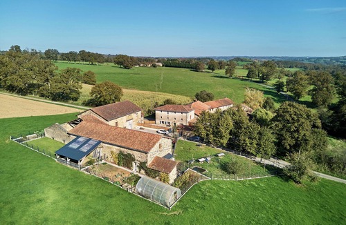 Aixe-sur-Vienne House | Complete gîte for 11 people with jacuzzi, fenced garden and pets allowed.