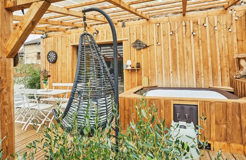 Aixe-sur-Vienne House | Complete gîte for 11 people with jacuzzi, fenced garden and pets allowed.