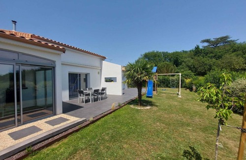 Vouneuil-sous-Biard House | Contemporary villa with pool