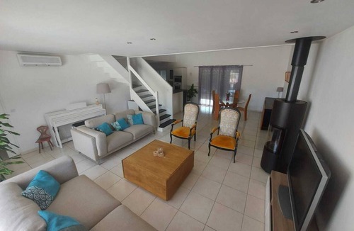 Vouneuil-sous-Biard House | Contemporary villa with pool