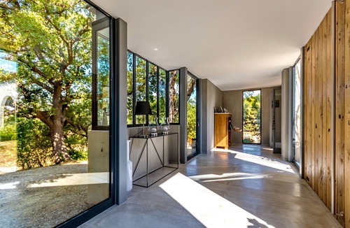 Aix-en-Provence Villa | Contemporary house in Aix-en-Provence with pool and views of the countryside.