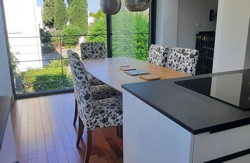 Hyeres City Centre Villa | Contemporary villa with jacuzzi, quiet, close to town and beaches