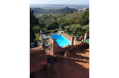 Massarosa Apartment | Cosy apartment with A/C, WIFI, pool, TV, patio, pets allowed and panoramic view, close to Viareg.