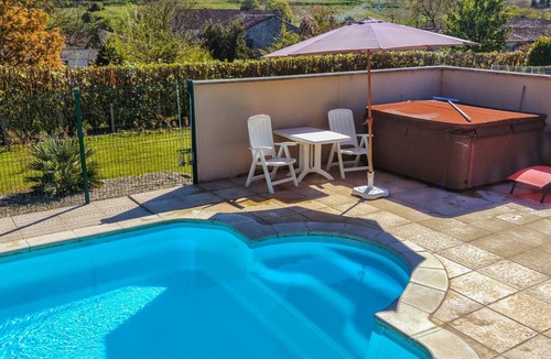 Segonzac Apartment | Cosy Apartment in Segonzac with Swimming Pool