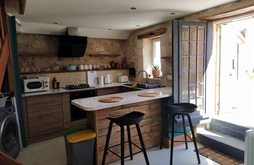 La Tour-Blanche-Cercles Cottage | Cosy cottage with south facing courtyard garden and a/c