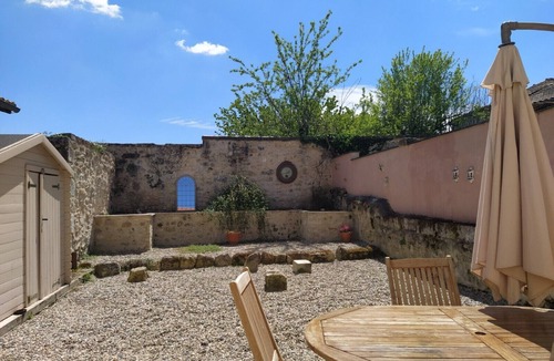 La Tour-Blanche-Cercles Cottage | Cosy cottage with south facing courtyard garden and a/c
