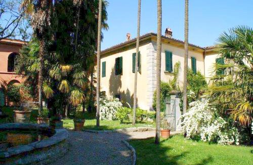 Bacchereto House | Cosy Farmhouse in Bacchereto with Swimming Pool