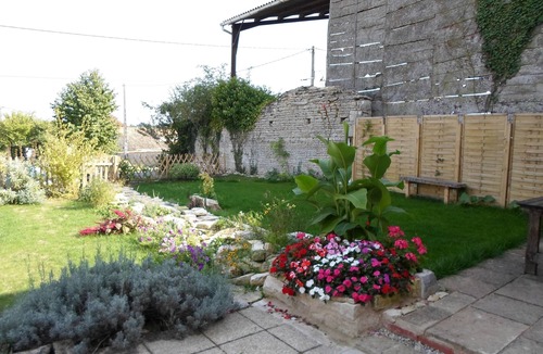 Crezieres Cottage | Cosy, pet friendly cottage for 2 in pretty countryside