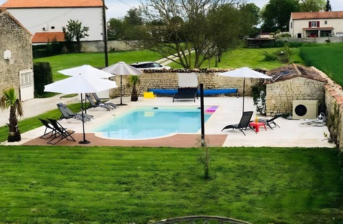 Vergne House | Cottage 'Ambre' with Shared Pool, Private Terrace and Wi-Fi