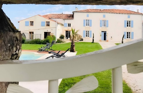 Vergne House | Cottage 'Ambre' with Shared Pool, Private Terrace and Wi-Fi
