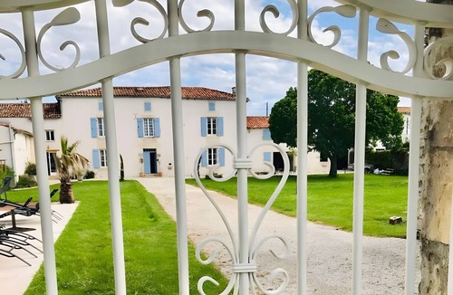 Vergne House | Cottage 'Ambre' with Shared Pool, Private Terrace and Wi-Fi