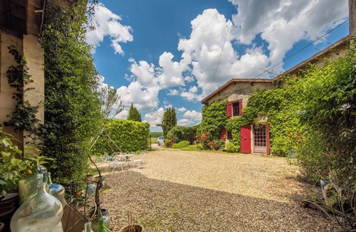 Arveyres House | Cottage 'Échappée Bel' with Shared Terrace, Shared Garden and Wi-Fi