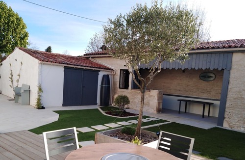 Villeneuve-la-Comtesse House | COTTAGE WITH HEATED POOL (3 STARS)