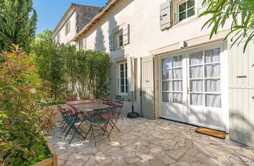 Saint-Romain-de-Benet House | Cottage 'Gîte Le Cottage' with Shared Pool, Private Terrace and Wi-Fi