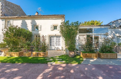 Saint-Romain-de-Benet House | Cottage 'Gîte Le Cottage' with Shared Pool, Private Terrace and Wi-Fi