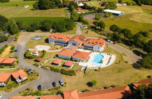 Cassen House | Cottage 'Gîte Le Coeur Des Landes' with Shared Pool, Wi-Fi and Air Conditioning