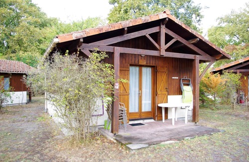 Noaillan Ski Chalet | Cottage in a wooded park