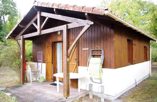 Noaillan Ski Chalet | Cottage in a wooded park