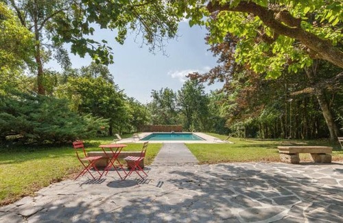 Guitres House | Cottage 'L'Ecrin Vert Domaine La Tuilerie' with Shared Pool and Air Conditioning