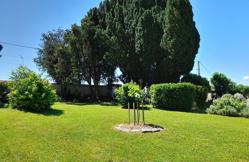 Ambleville House | Cottage 'Vacation Rental' with Private Terrace, Private Garden and Wi-Fi